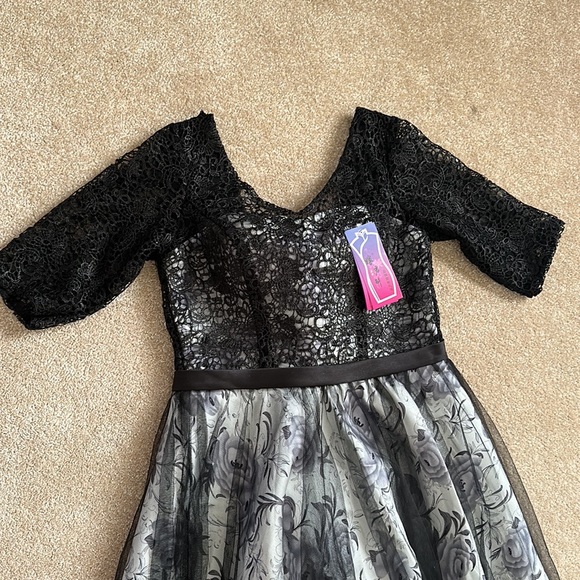 Beautiful Formal Dress - Picture 2 of 10